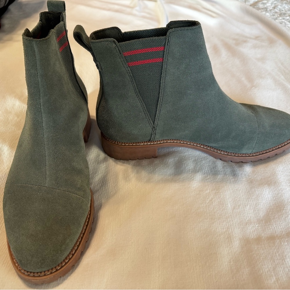 Tom’s. Women’s size 8.5.EUC Chelsea Boots - Picture 2 of 2